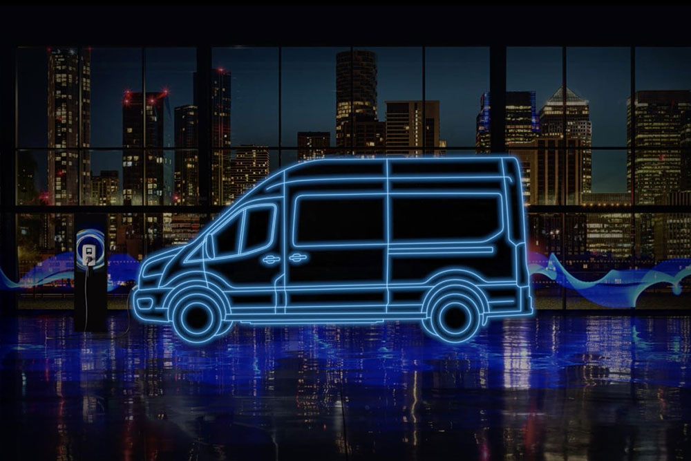 Neonblauwe omtrek van een Ford E-Transit elektrische bestelwagen en laadstation voor de skyline van een stad.