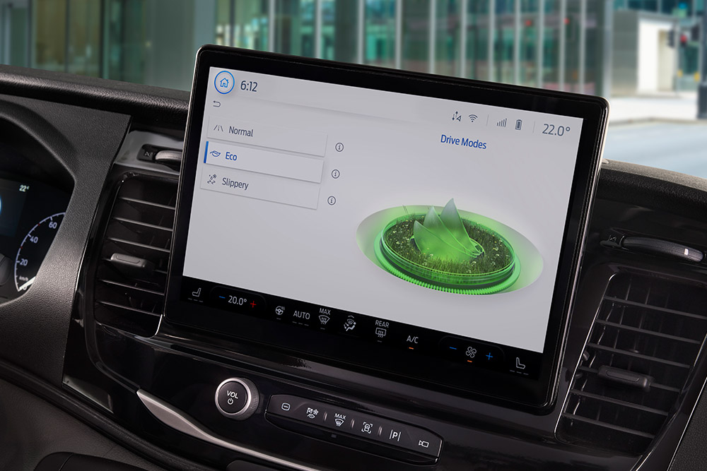 Het dashboard van een Ford E-Transit elektrische bestelwagen met een touchscreen waarop de rijmodi te zien zijn.