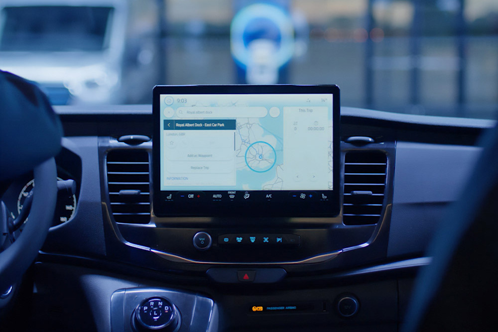 Dashboard van een Ford Transit-bestelwagen met een navigatiesysteem.