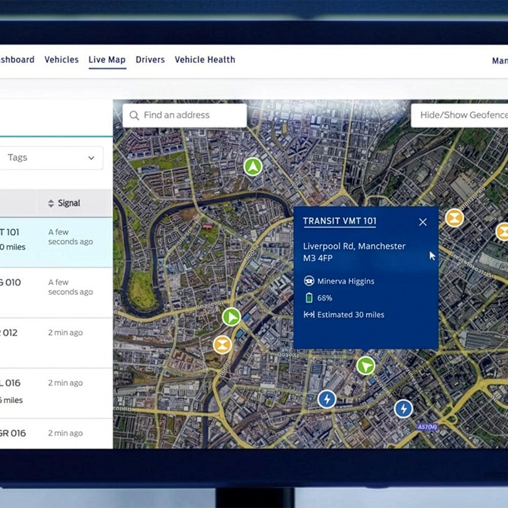 Touchscreen met Ford Pro Telematics-software, waarop een kaart met de locaties van voertuigen wordt weergegeven.