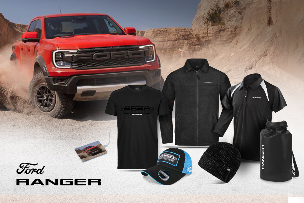 Een collectie zwarte Ford Ranger kleding wordt getoond, met een rode Ranger pick-up truck op de achtergrond. 