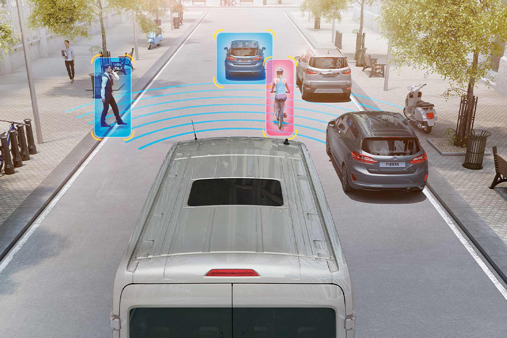 Een Ford Transit-bestelwagen met slimme veiligheidsfuncties die voetgangers en andere voertuigen kan detecteren.