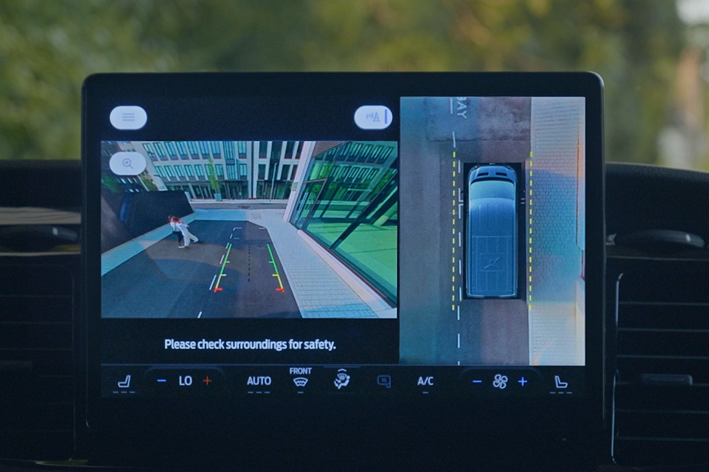 SYNC 4-scherm met 360°-camerabeeld. 