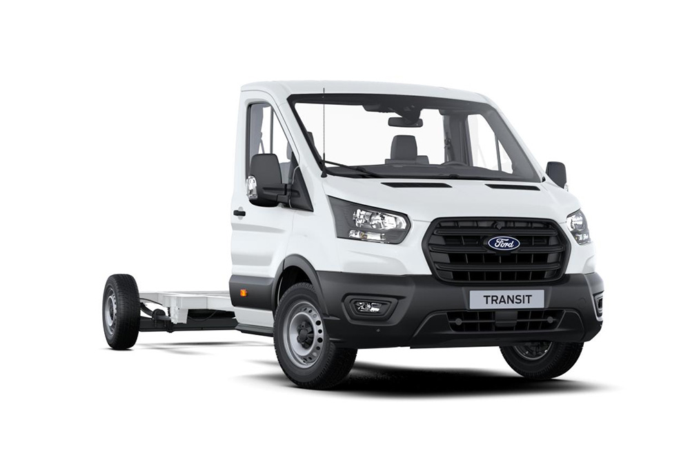 Witte Ford Transit-skeletchassis-bestelwagen op een witte achtergrond.