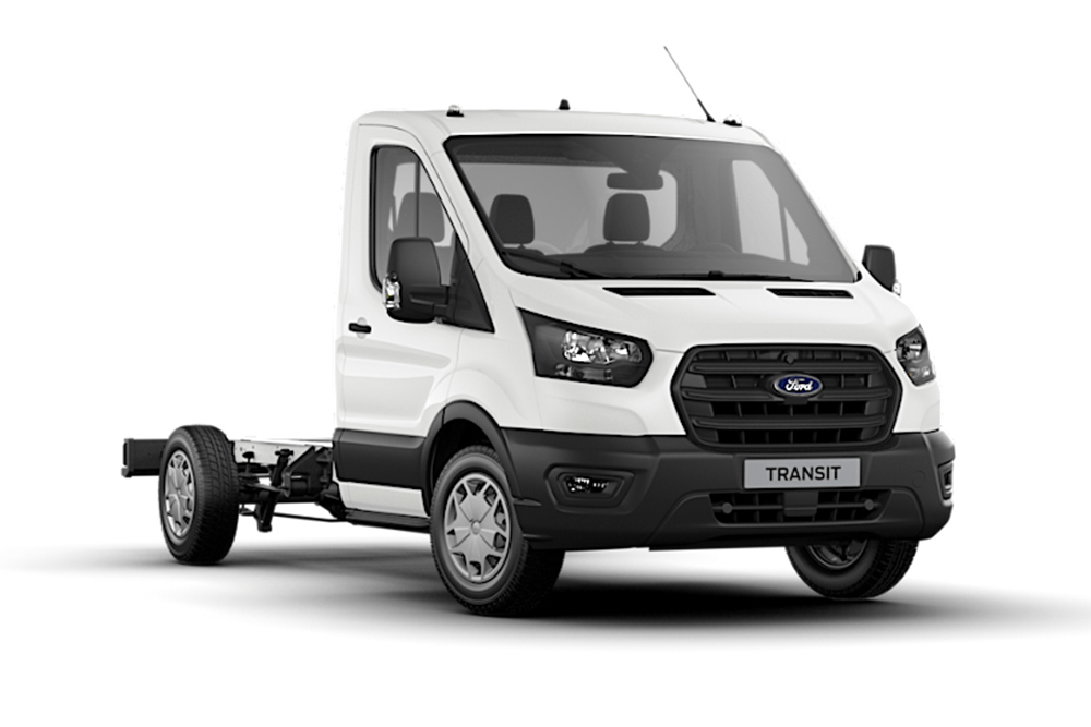 Witte Ford Transit-chassis met enkele cabine op een witte achtergrond.