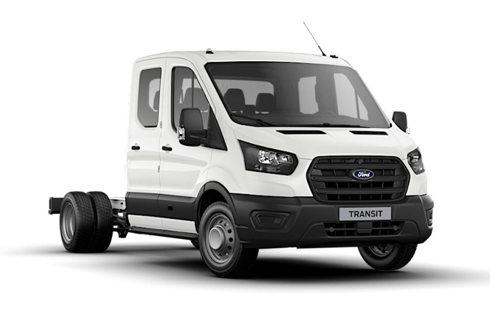 Witte Ford Transit-chassis met dubbele cabine op een witte achtergrond.