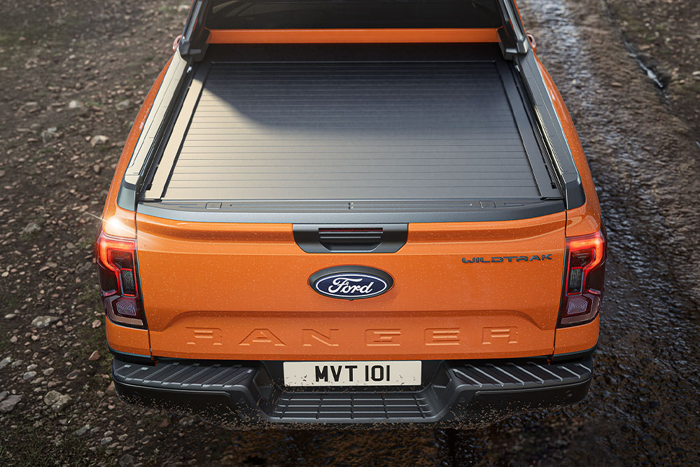 Bovenaanzicht van de afgedekte laadbak van een oranje Ford Ranger.
