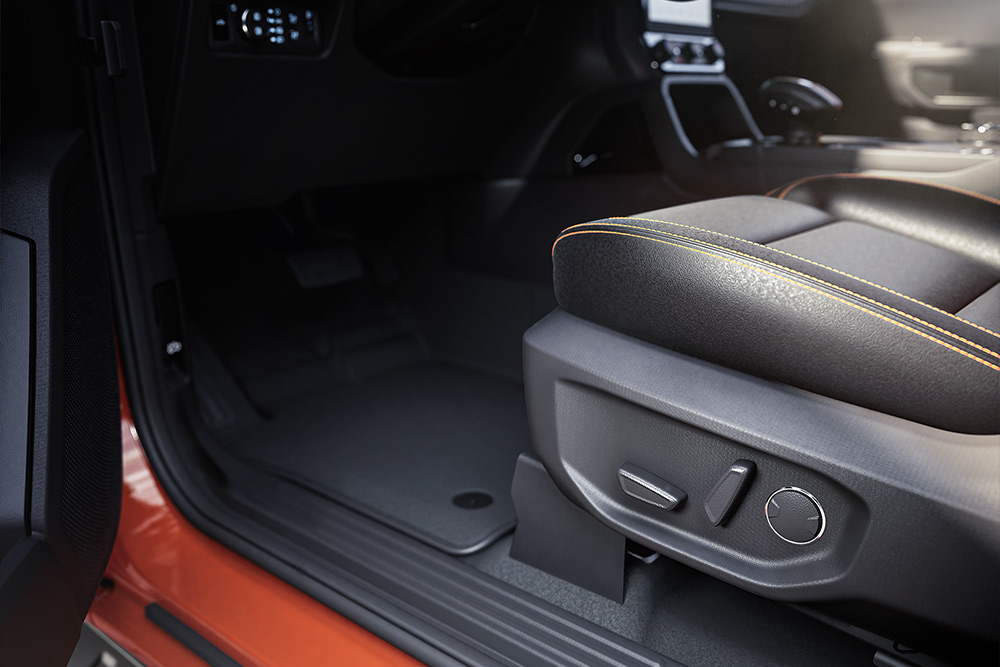 Close-up van de voorstoelen in het interieur van een Ford Ranger.