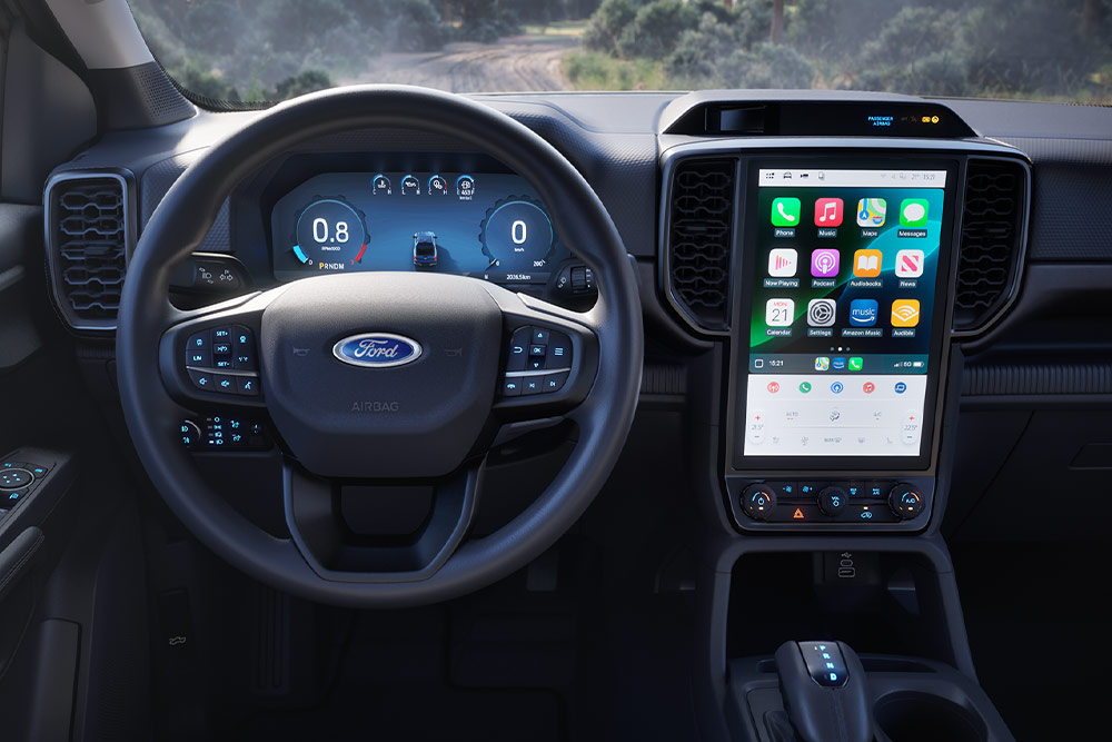 Het stuur, dashboard en infotainmentscherm in het interieur van een Ford Ranger Super Cab.