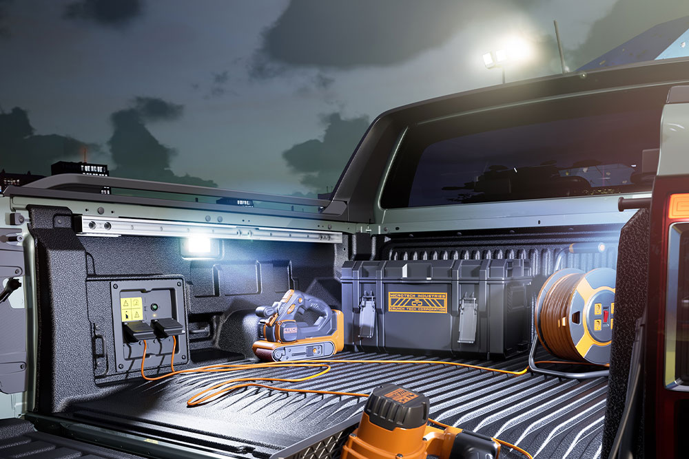 Close-up van de laadbak van de Ford Ranger PHEV die gereedschap oplaadt en over Pro Power OnBoard-verlichting beschikt.
