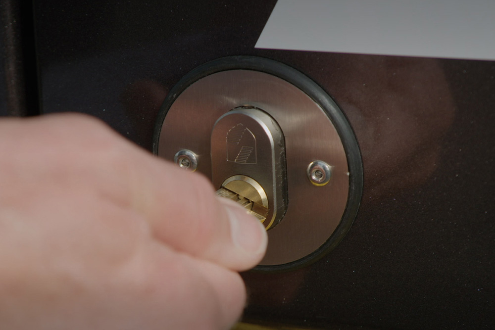 Sleutel die wordt omgedraaid in een slot aan de binnenzijde van de nieuwe Ford Transit Courier.