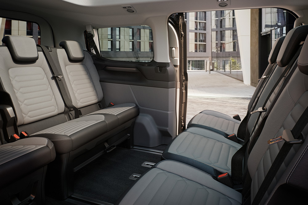 Binnenopname van een Ford Pro Transit, met zijn lederen stoelen.