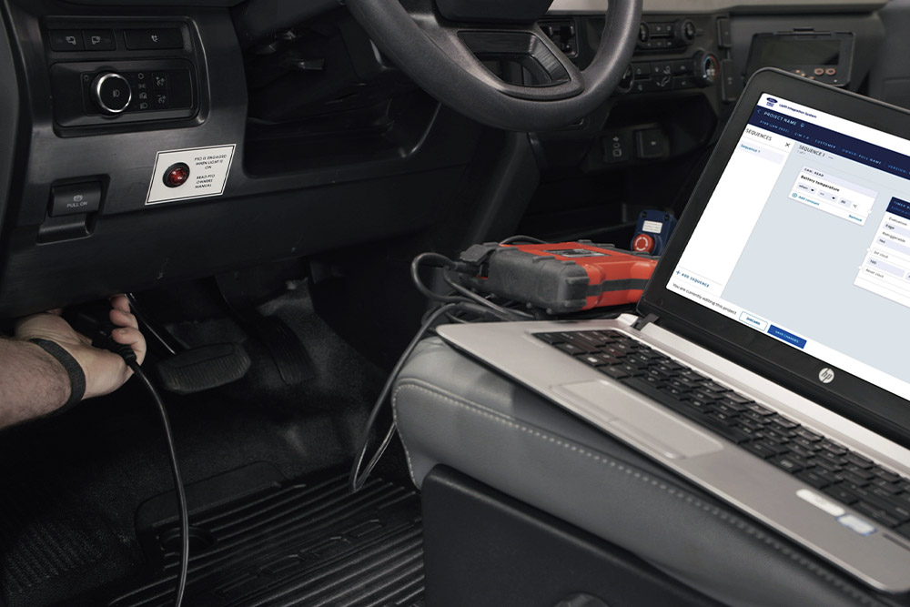 Close-up van een laptop aangesloten op een Ford voertuigdashboard.