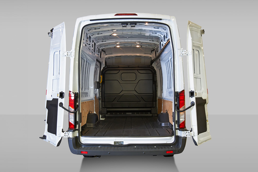 Achteraanzicht van de binnenkant van een witte Ford Pro Transit bestelwagen.
