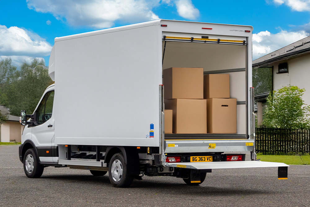 Achteraanzicht van een witte Ford Pro Chassis Cab omgebouwd tot een bestelwagen.