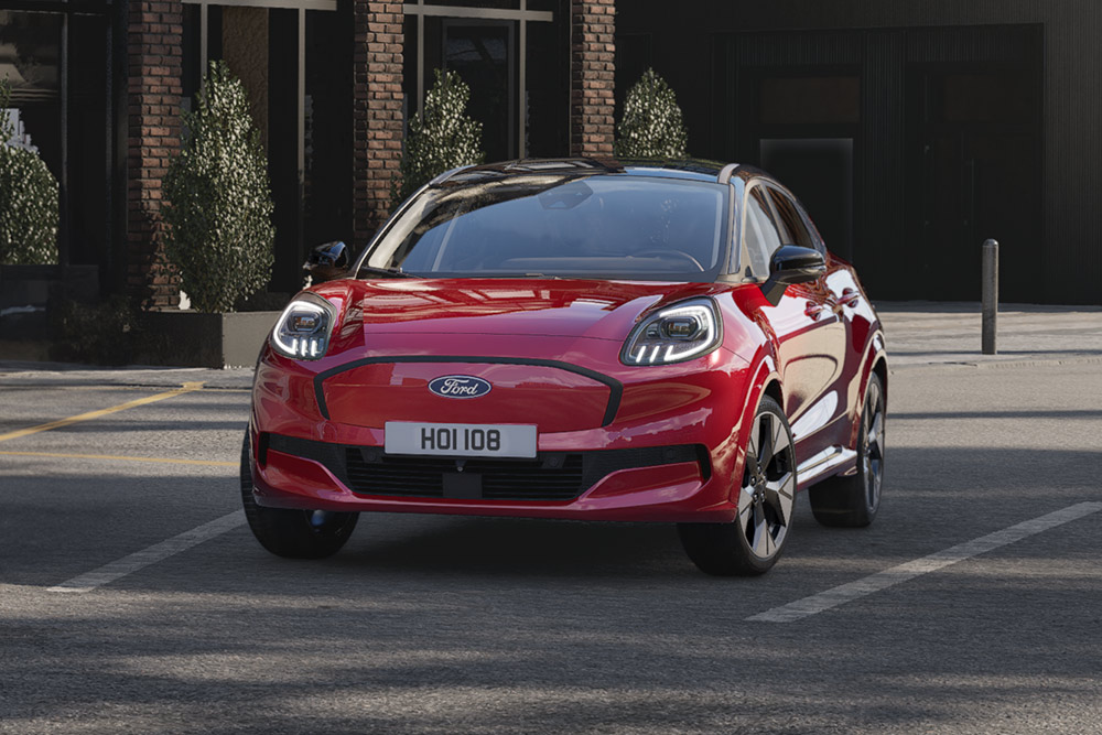 Een rode elektrische Ford Puma Gen-E, beschikbaar via geselecteerde loonruilregelingen (salary sacrifice).