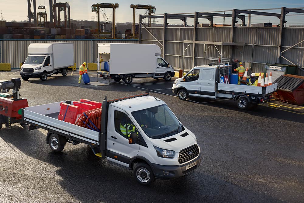  Een door Ford omgebouwd voertuig op een bouwplaats.